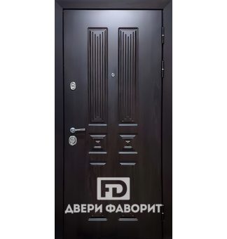 металлическая дверь в квартиру отделана чёрным мдф с фрезерным рисунком