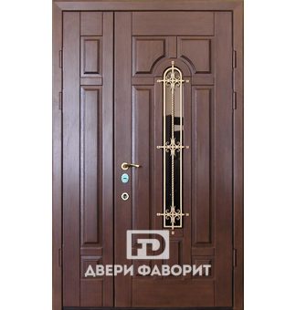 тамбурная металлическая двустворчатая дверь, отделка массив и МДФ, стеклопакет и ковка